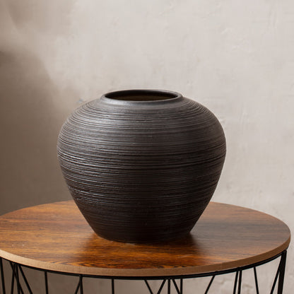 Moderne Keramikvase: Handwerkliche Eleganz für zeitgenössisches Design