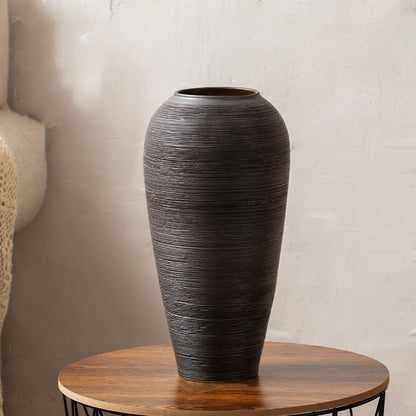 Moderne Keramikvase: Handwerkliche Eleganz für zeitgenössisches Design