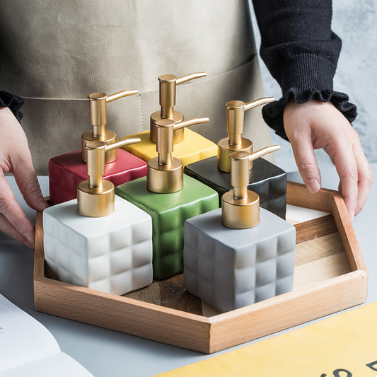 Luxuriöses Badezimmeraccessoire: Magic Cube Bottle Seifenspender aus Keramik