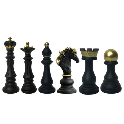 Exquisite Schachfiguren aus Kunstharz: Kunsthandwerk mit europäischem Flair